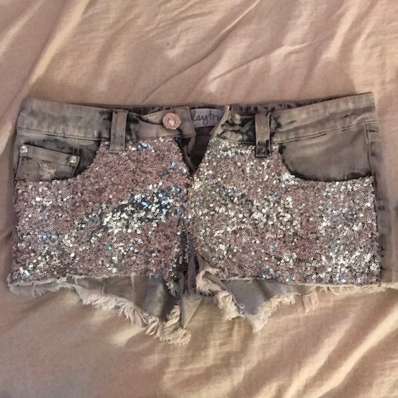 Worn once, not into the sparkles anymore - Picture 2 of 4